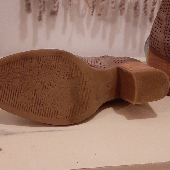 Open-toed booties - Picture 3 of 3